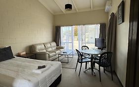 Fountain Court Motel